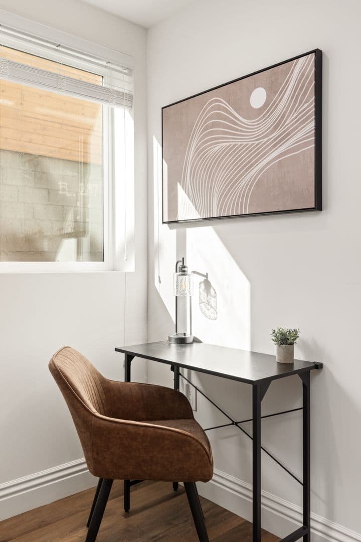 Los Angeles Apartment: 1713 Kelton Ave