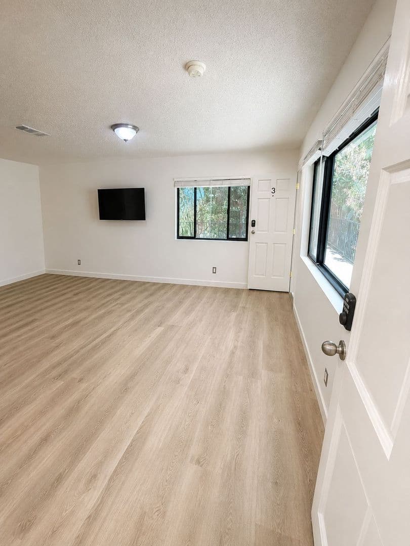Los Angeles Apartment: 1823 Pelham 3