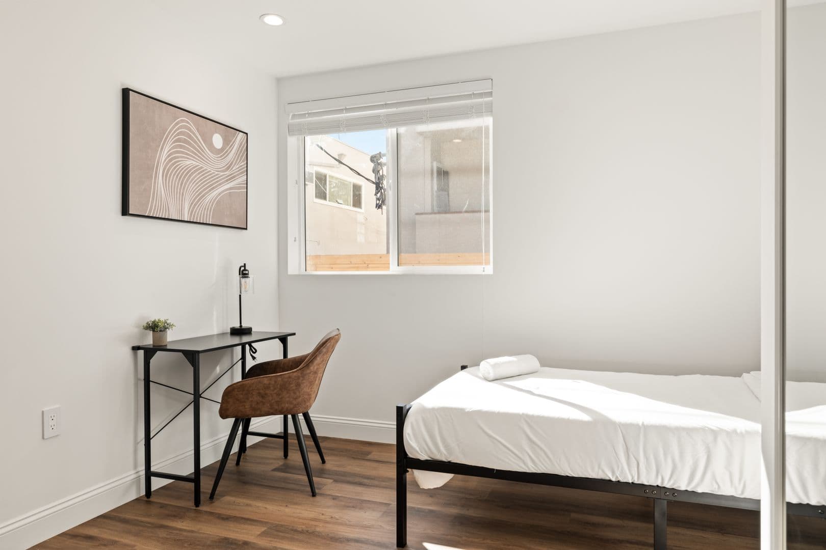 Los Angeles Apartment: 1713 Kelton Ave