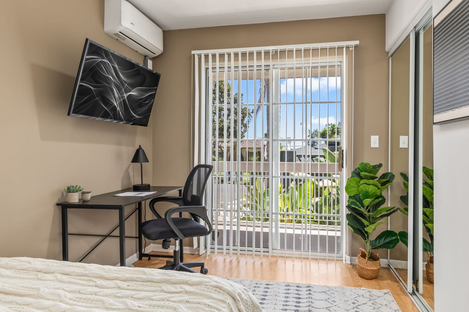 Los Angeles Apartment: 10777 Ashton