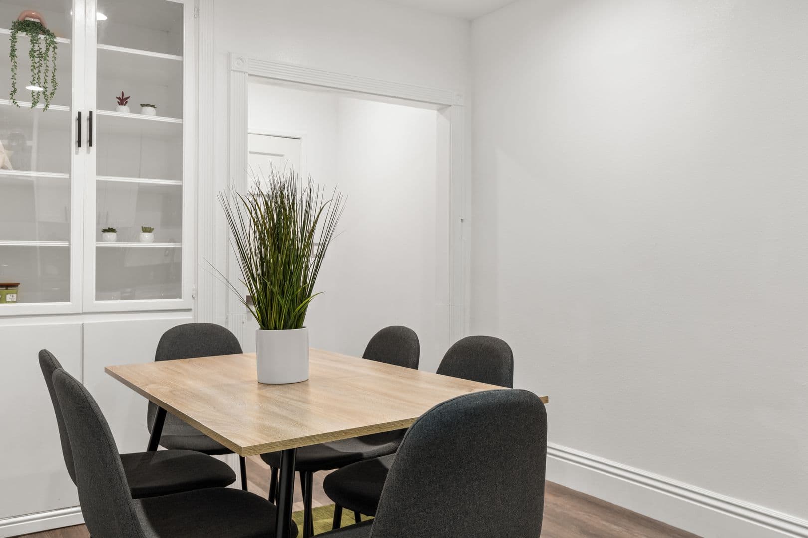 Los Angeles Apartment: 1517 Selby Ave