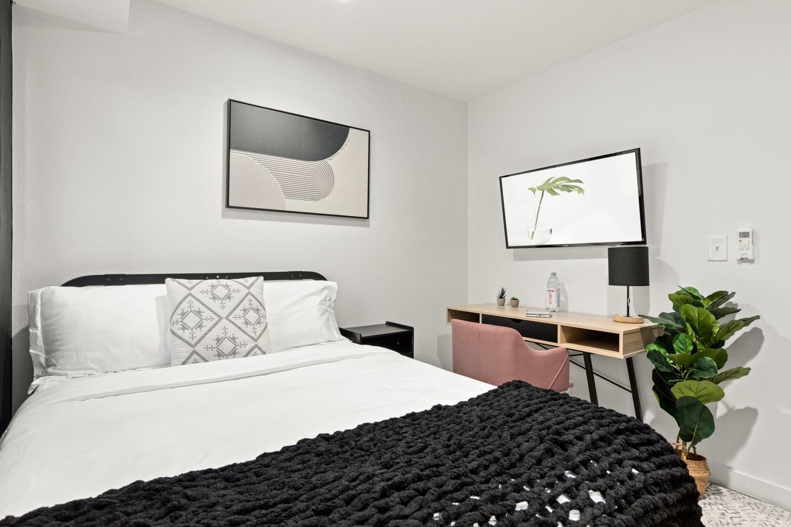 Los Angeles Apartment: 10777 Ashton