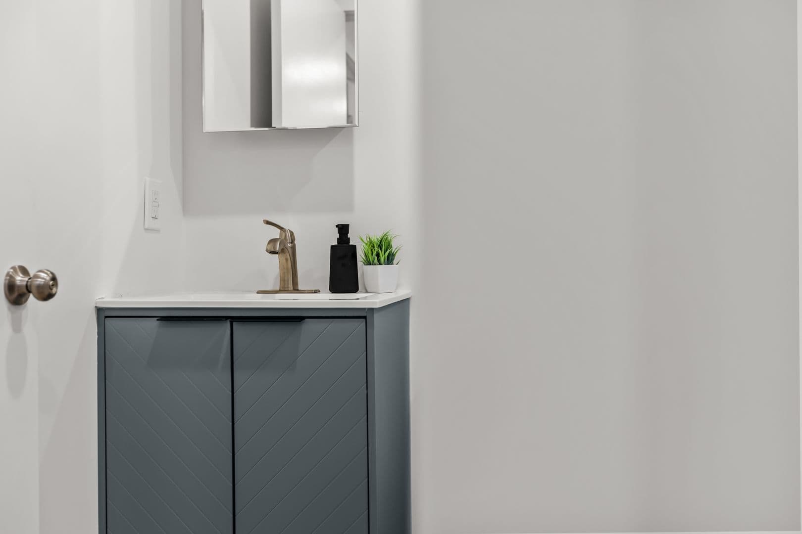 Los Angeles Apartment: 838 Hilgard Ave