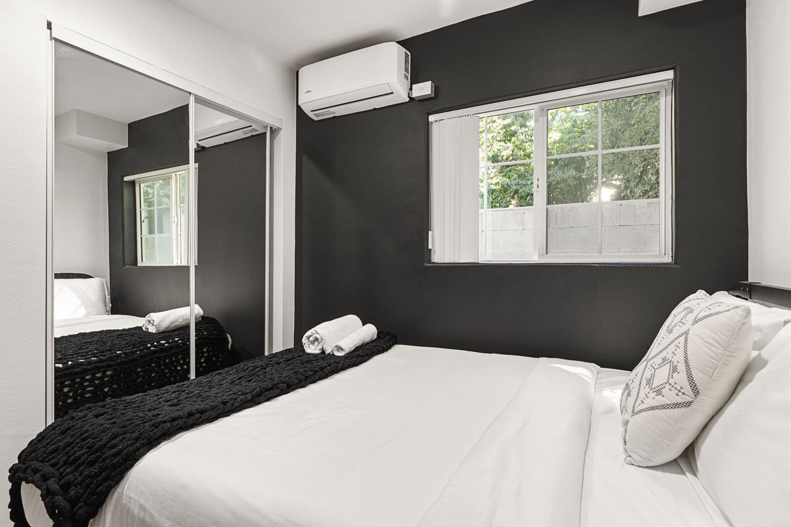Los Angeles Apartment: 10777 Ashton