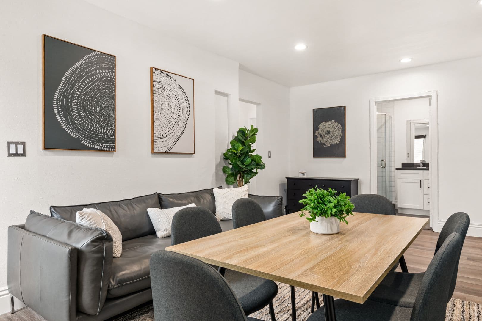 Los Angeles Apartment: 1515 Selby Ave