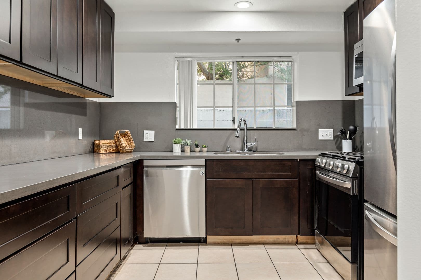 Los Angeles Apartment: 10777 Ashton