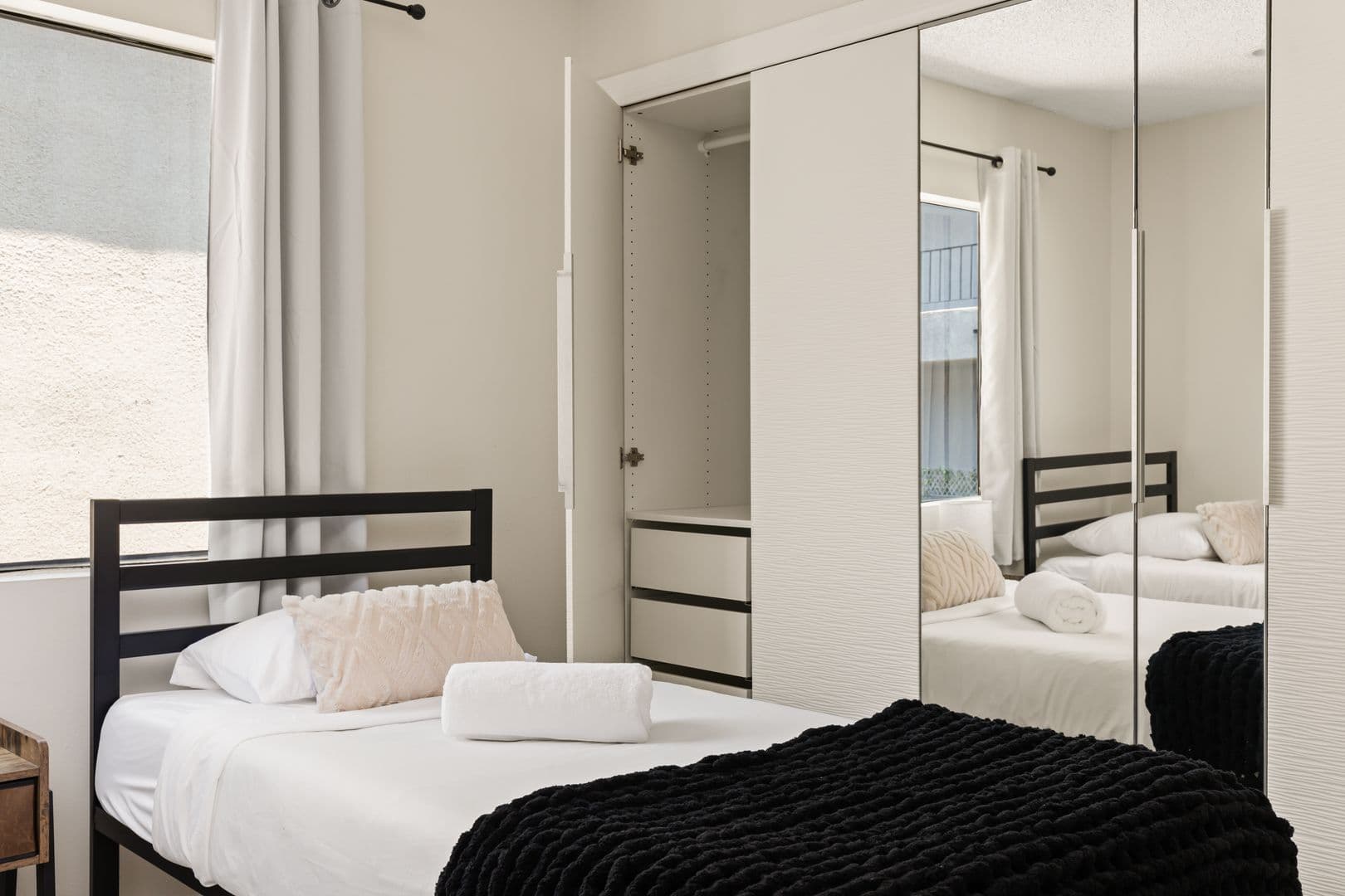 Los Angeles Apartment: 1823 Pelham 8