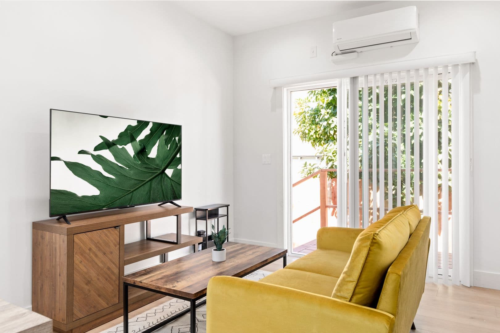 Los Angeles Apartment: 1736 1/2 Kelton Ave.