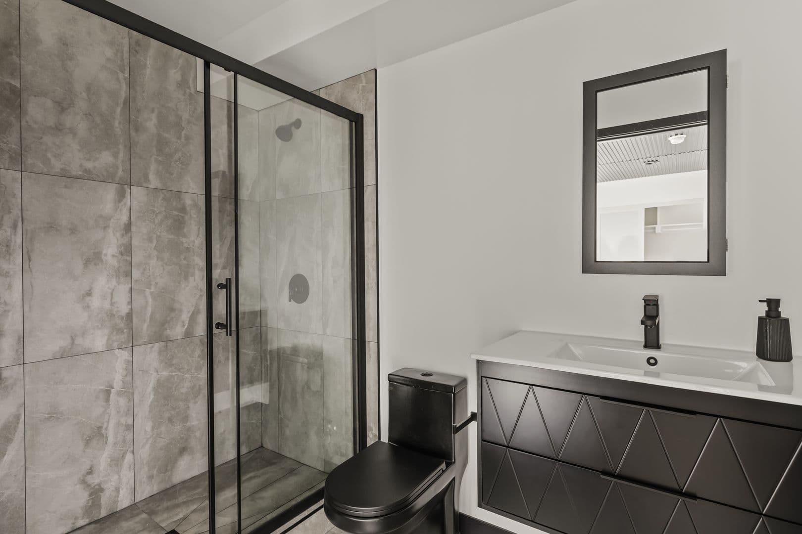 Los Angeles Apartment: 842 Hilgard Ave