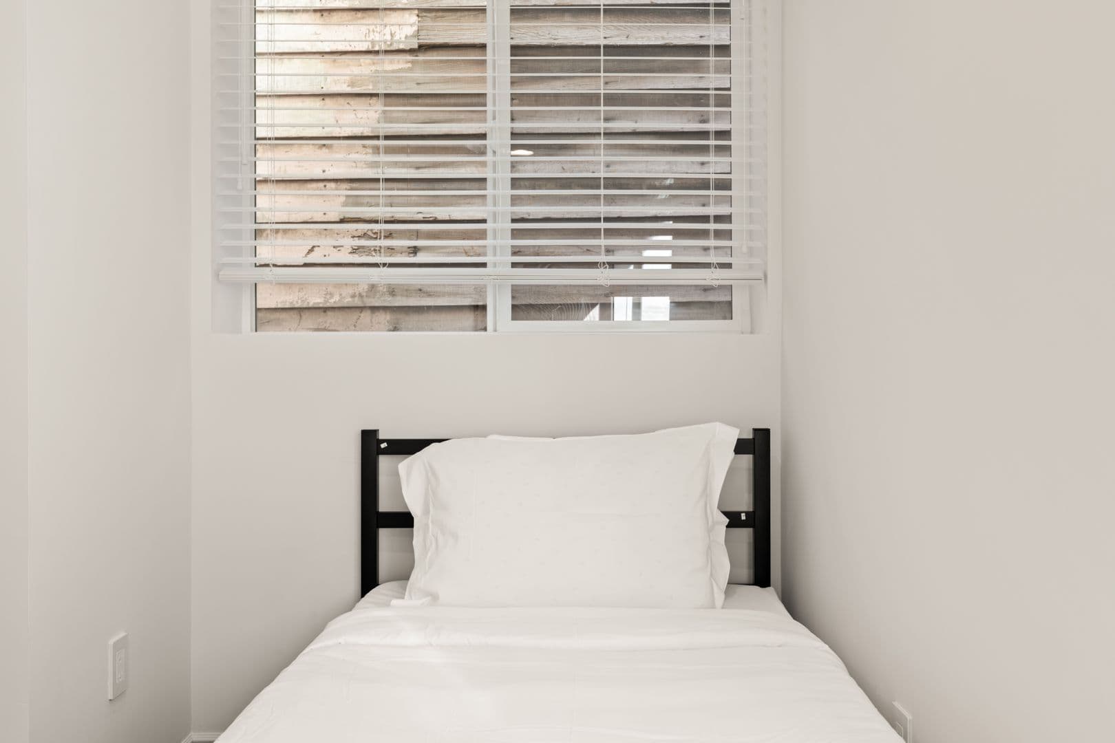 Los Angeles Apartment: 1713 Kelton Ave