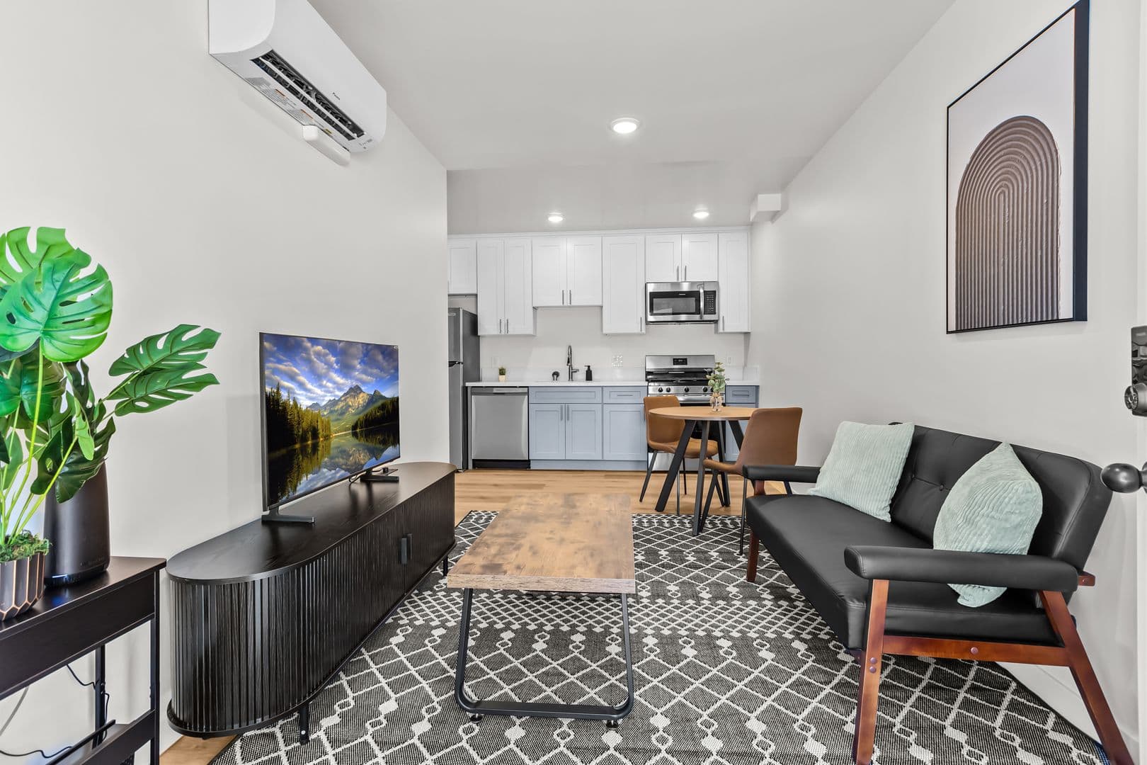Los Angeles Apartment: 838 Hilgard Ave