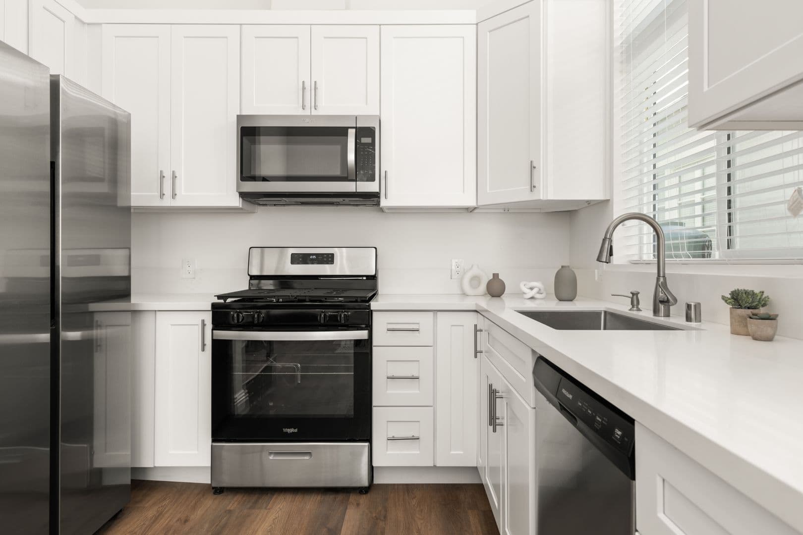 Los Angeles Apartment: 1713 Kelton Ave