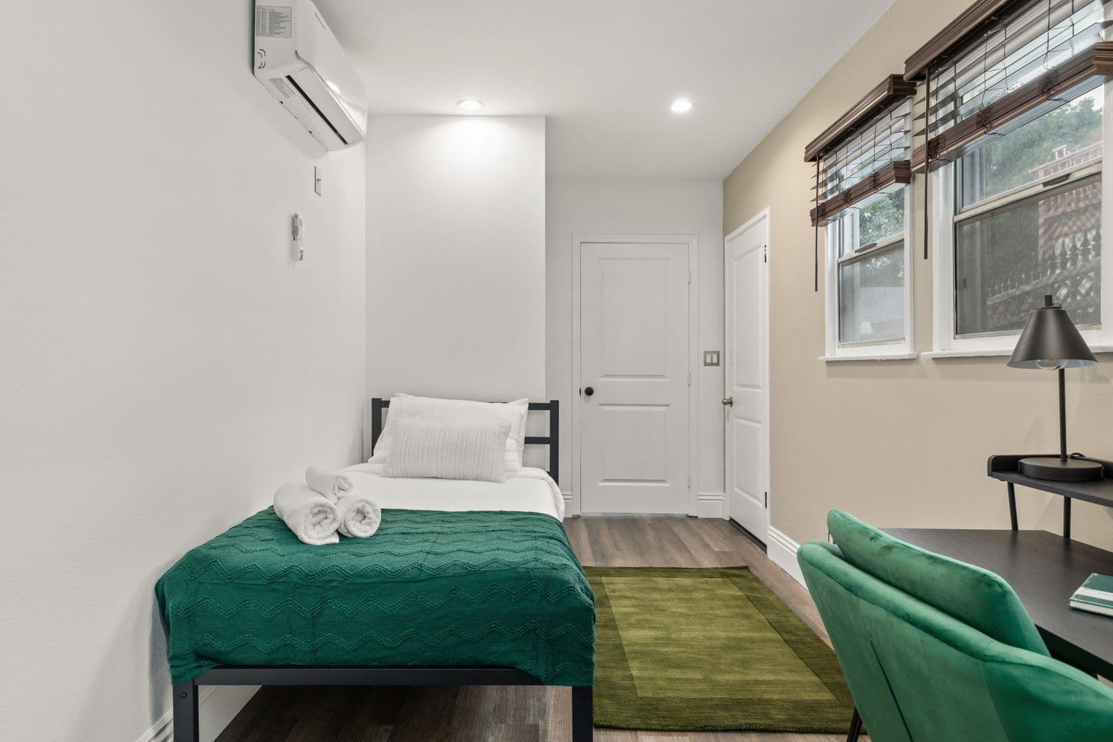 Los Angeles Apartment: 1517 Selby Ave
