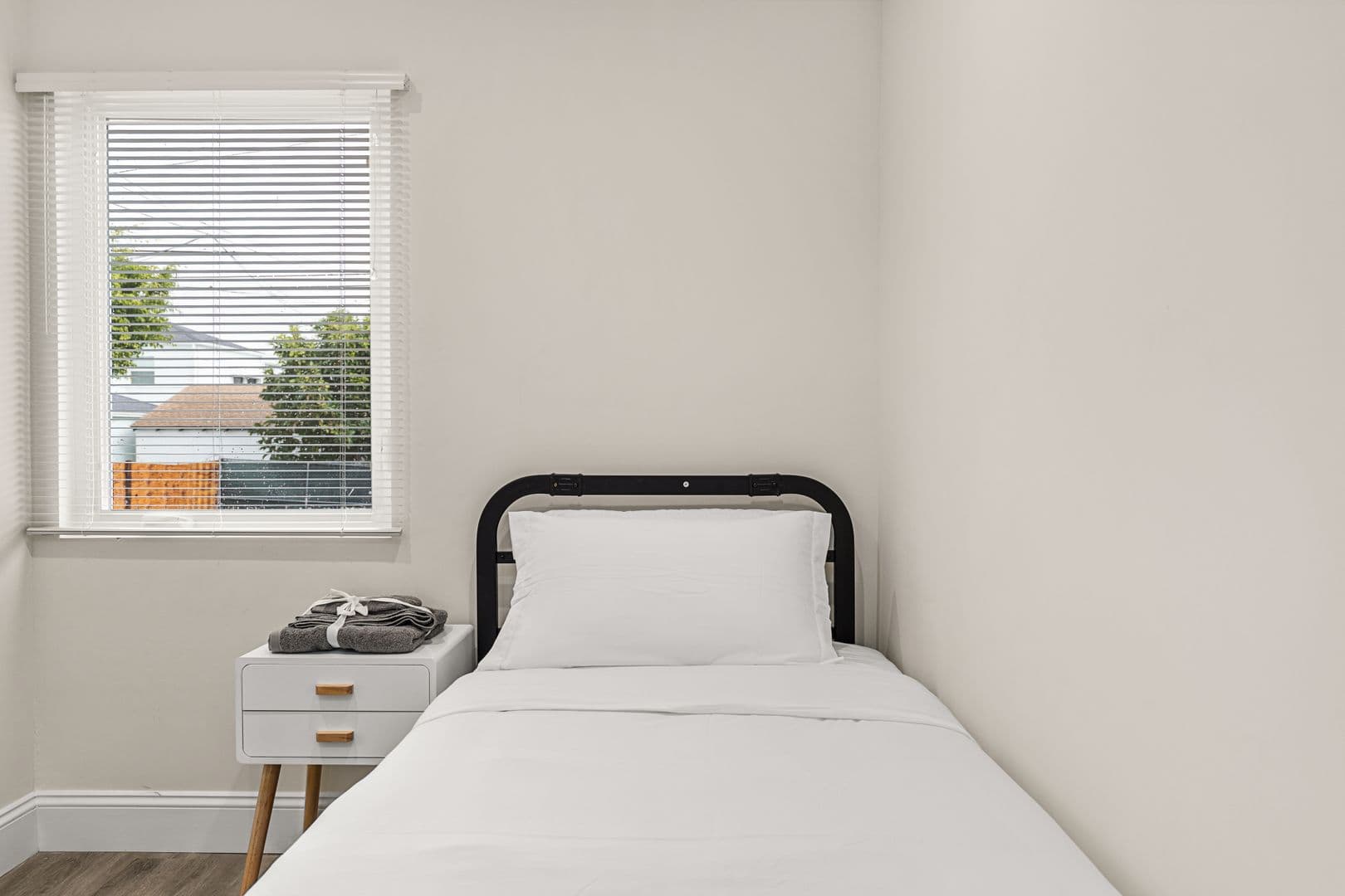 Los Angeles Apartment: 1738 S Kelton Ave.
