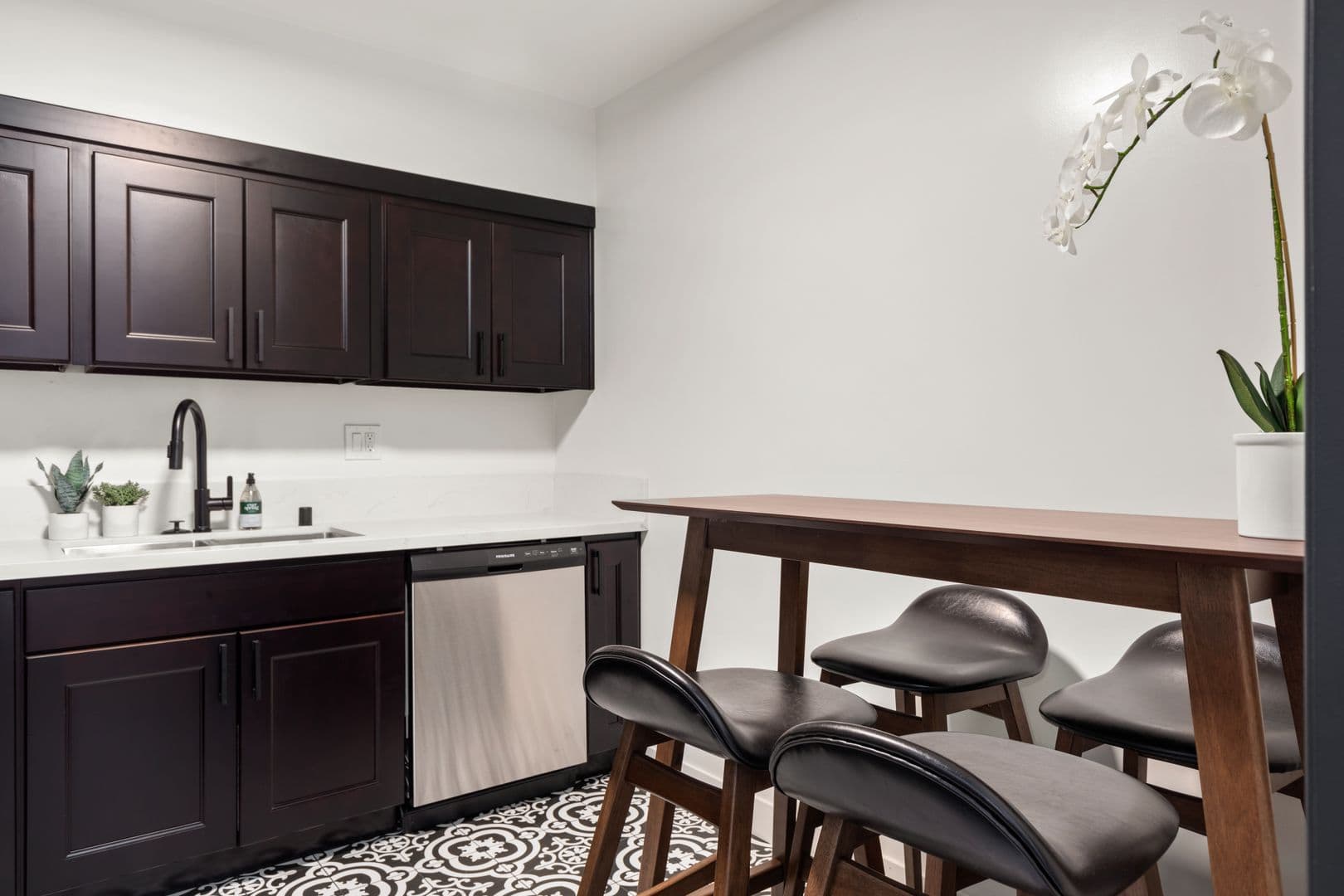 Los Angeles Apartment: 10793 Ohio Ave Los Angeles, CA 90024