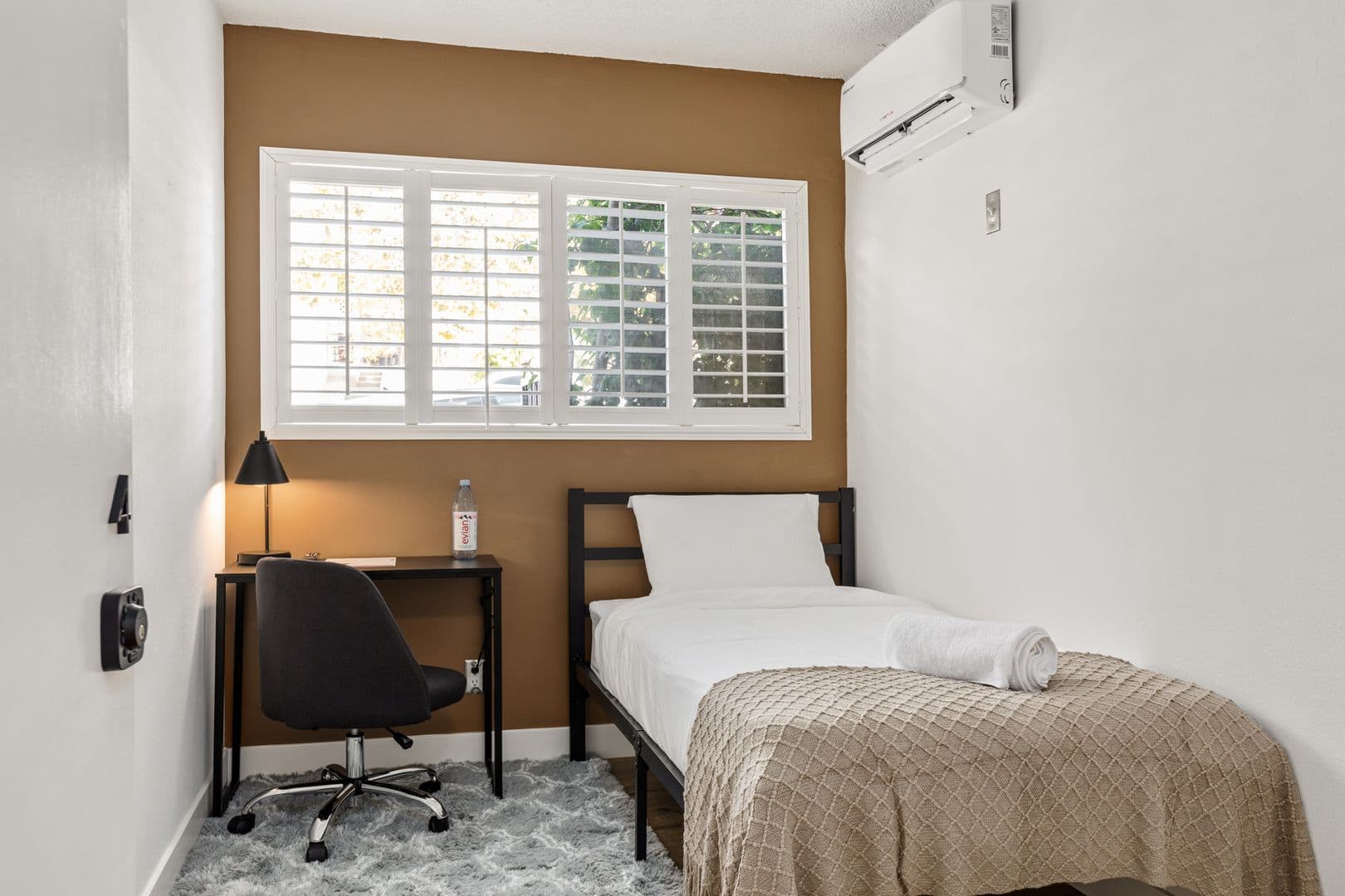 Los Angeles Apartment: 1700 Malcolm Avenue