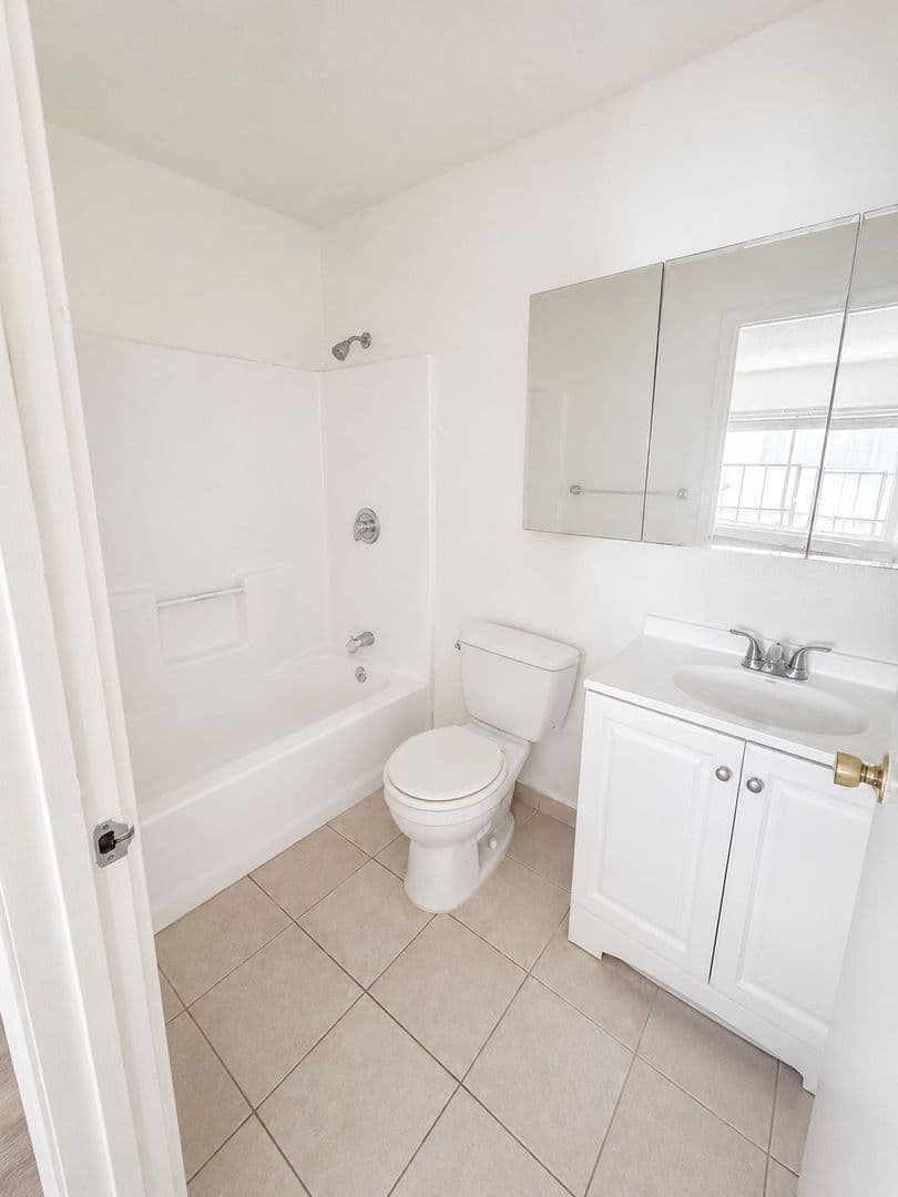 Los Angeles Apartment: 1823 Pelham 3