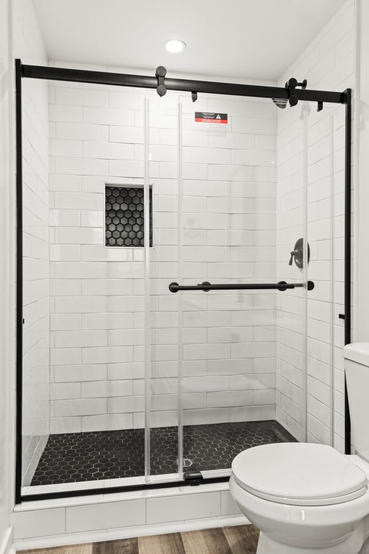 Los Angeles Apartment: 832 Hilgard Ave