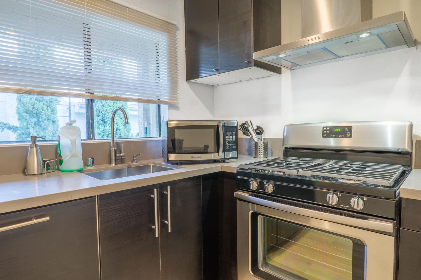 Los Angeles Apartment: 1823 Pelham 8