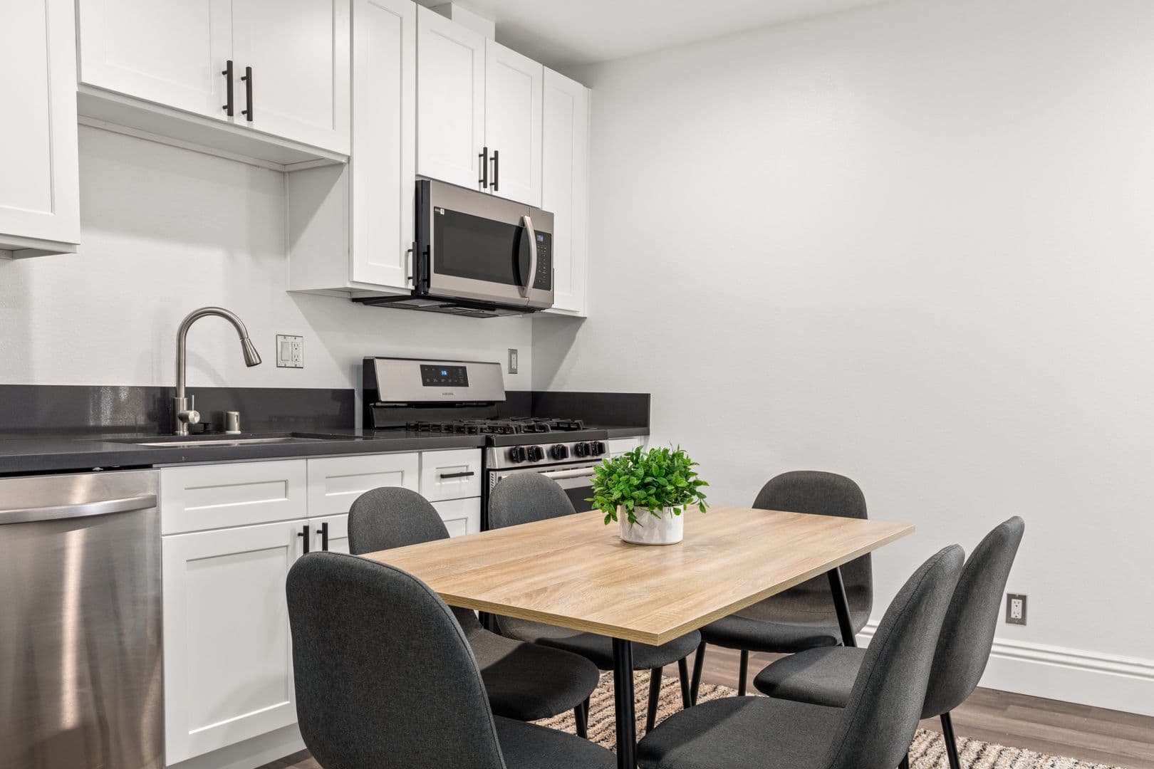 Los Angeles Apartment: 1515 Selby Ave