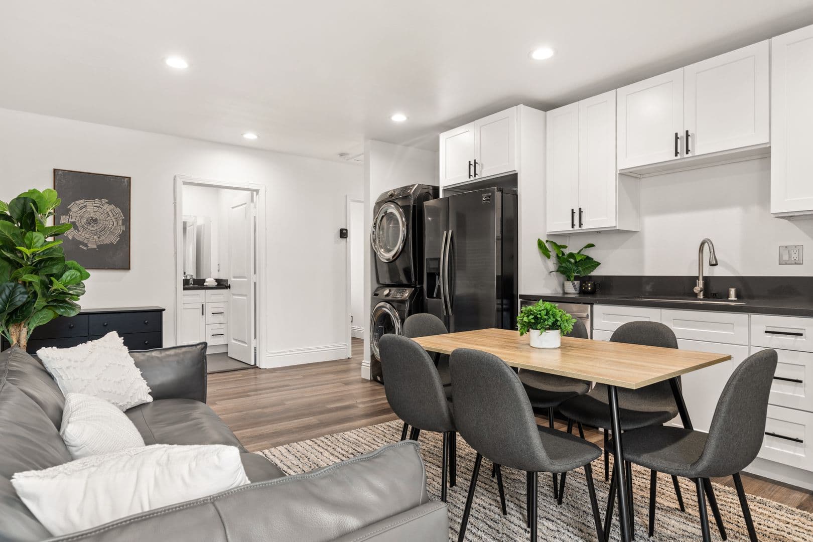 Los Angeles Apartment: 1515 Selby Ave