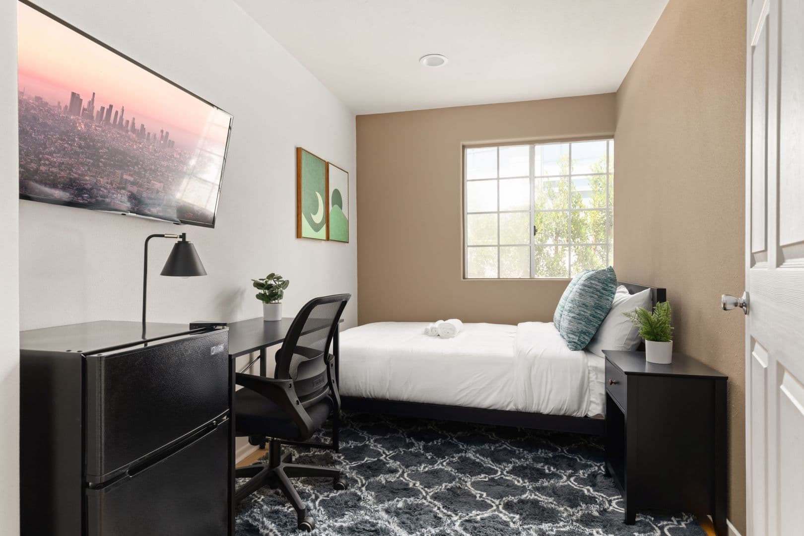 Los Angeles Apartment: 10777 Ashton