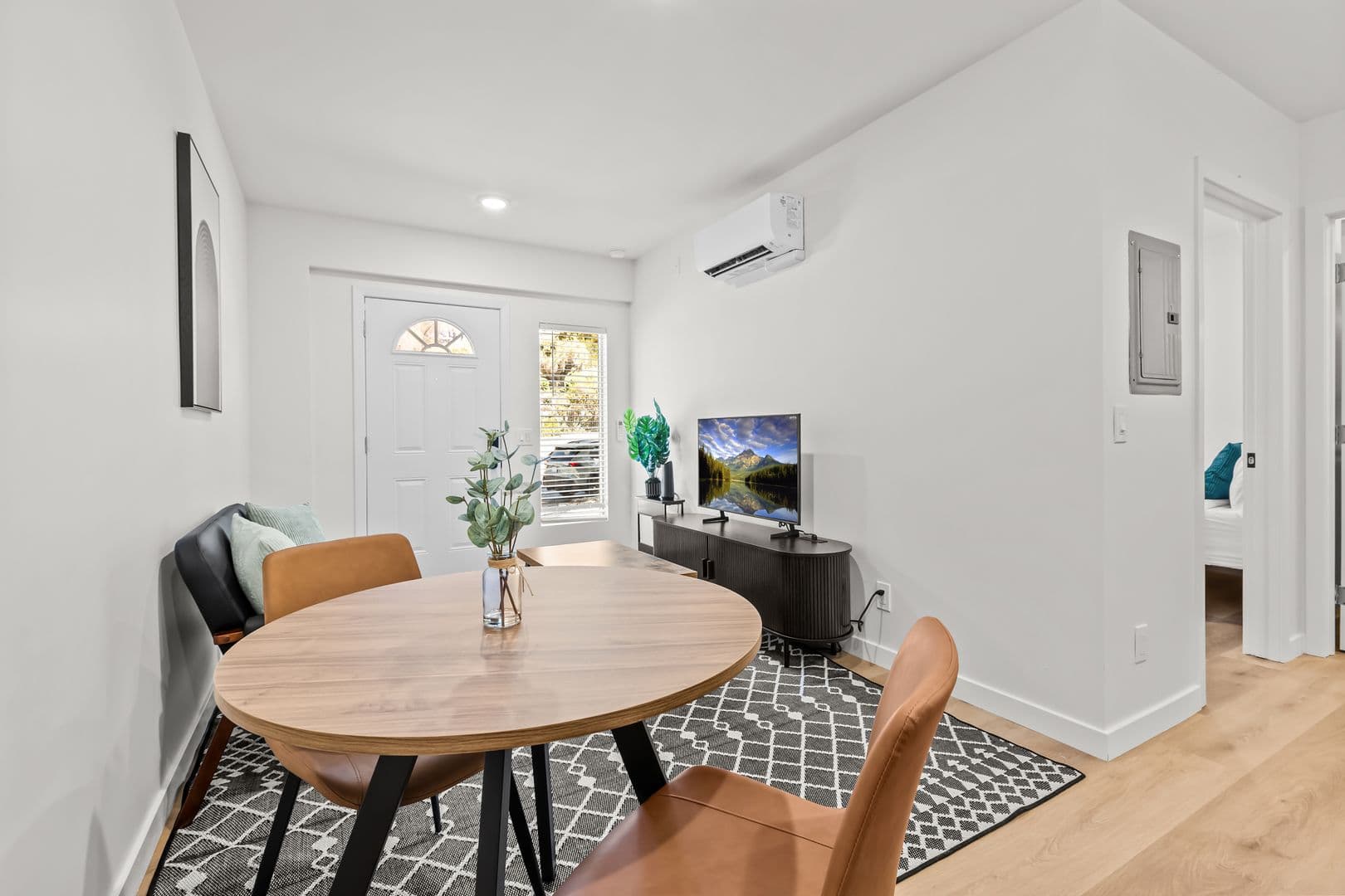 Los Angeles Apartment: 838 Hilgard Ave