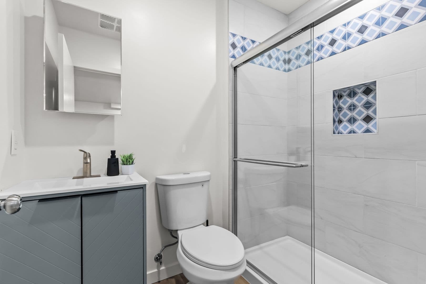 Los Angeles Apartment: 838 Hilgard Ave