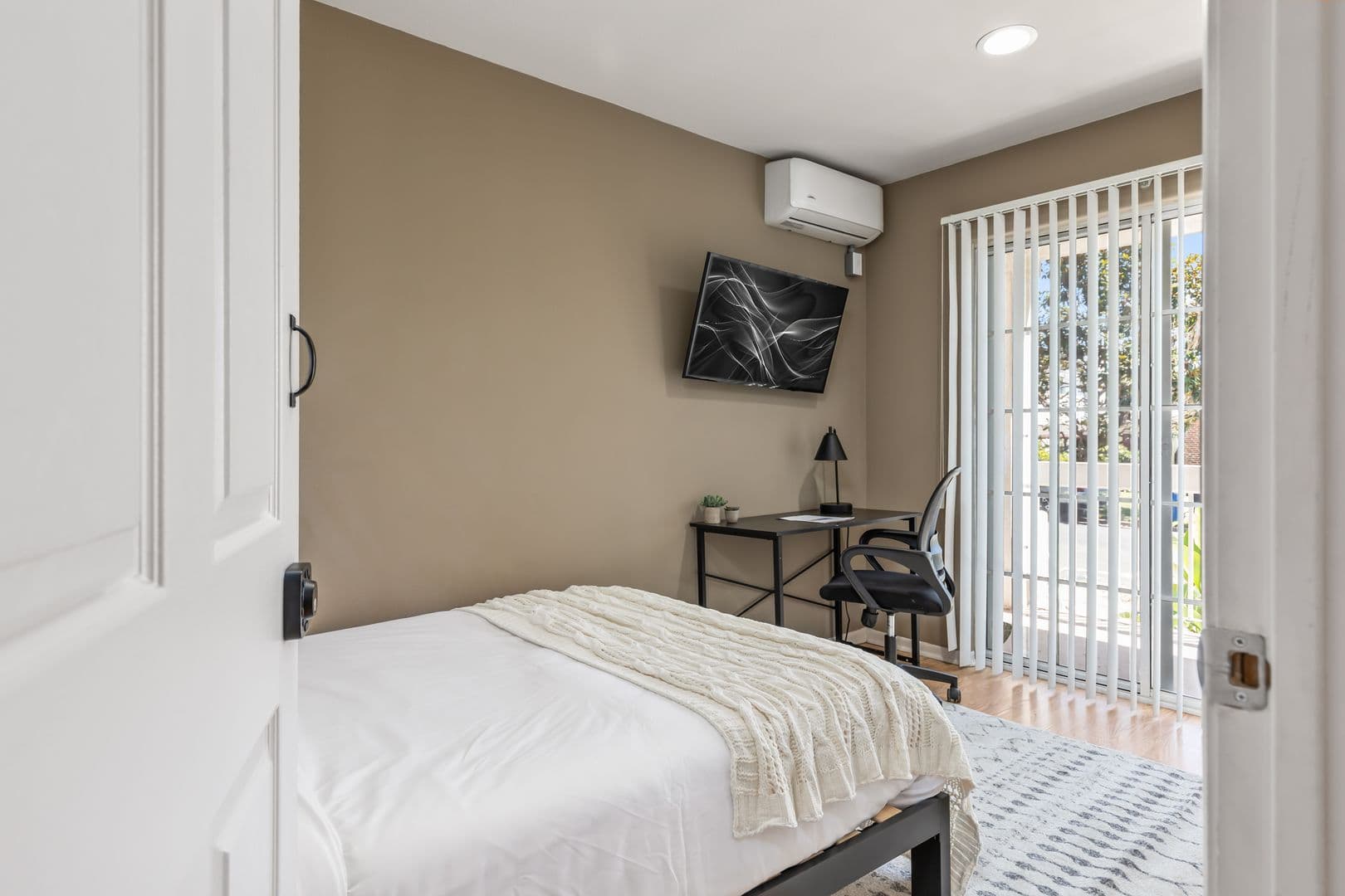 Los Angeles Apartment: 10777 Ashton