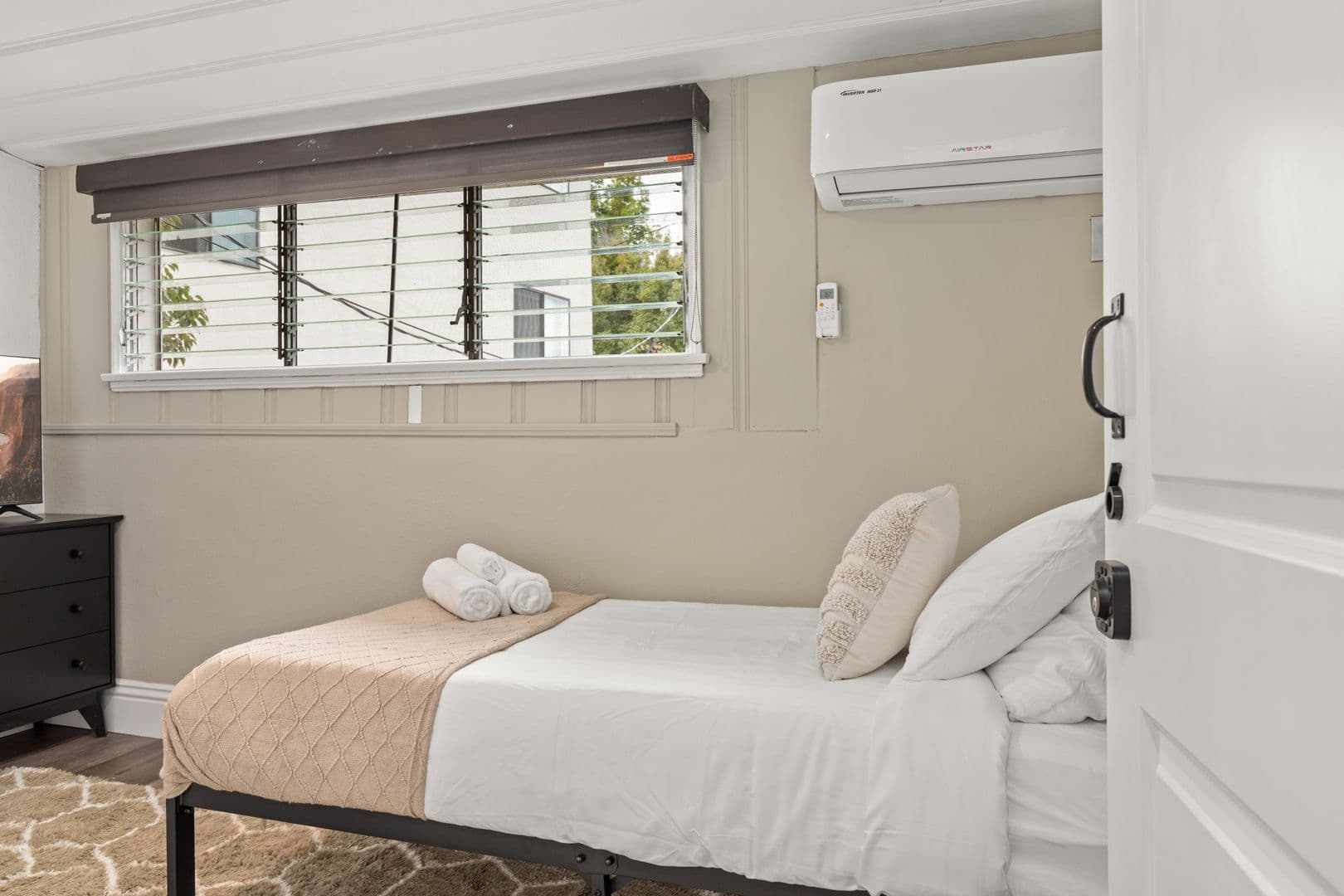 Los Angeles Apartment: 1515 Selby Ave