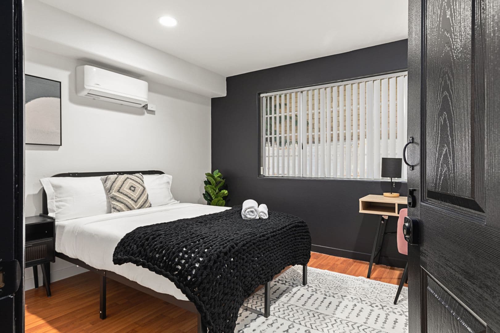 Los Angeles Apartment: 10777 Ashton