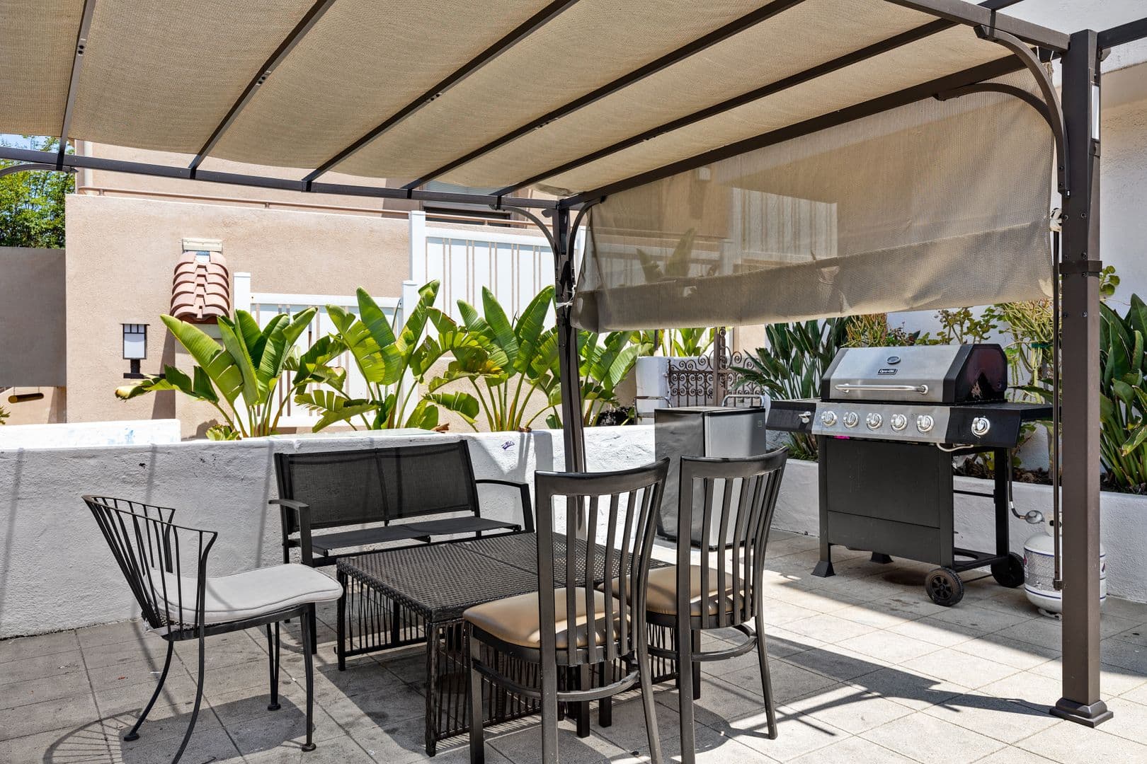 Los Angeles Apartment: 832 Hilgard Ave