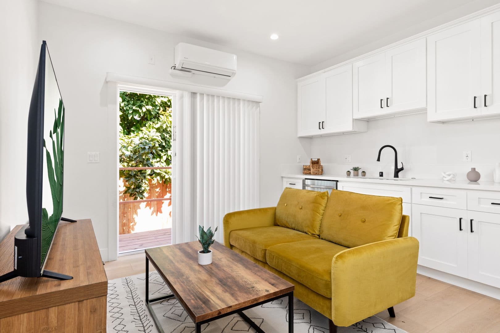 Los Angeles Apartment: 1736 Kelton Ave.
