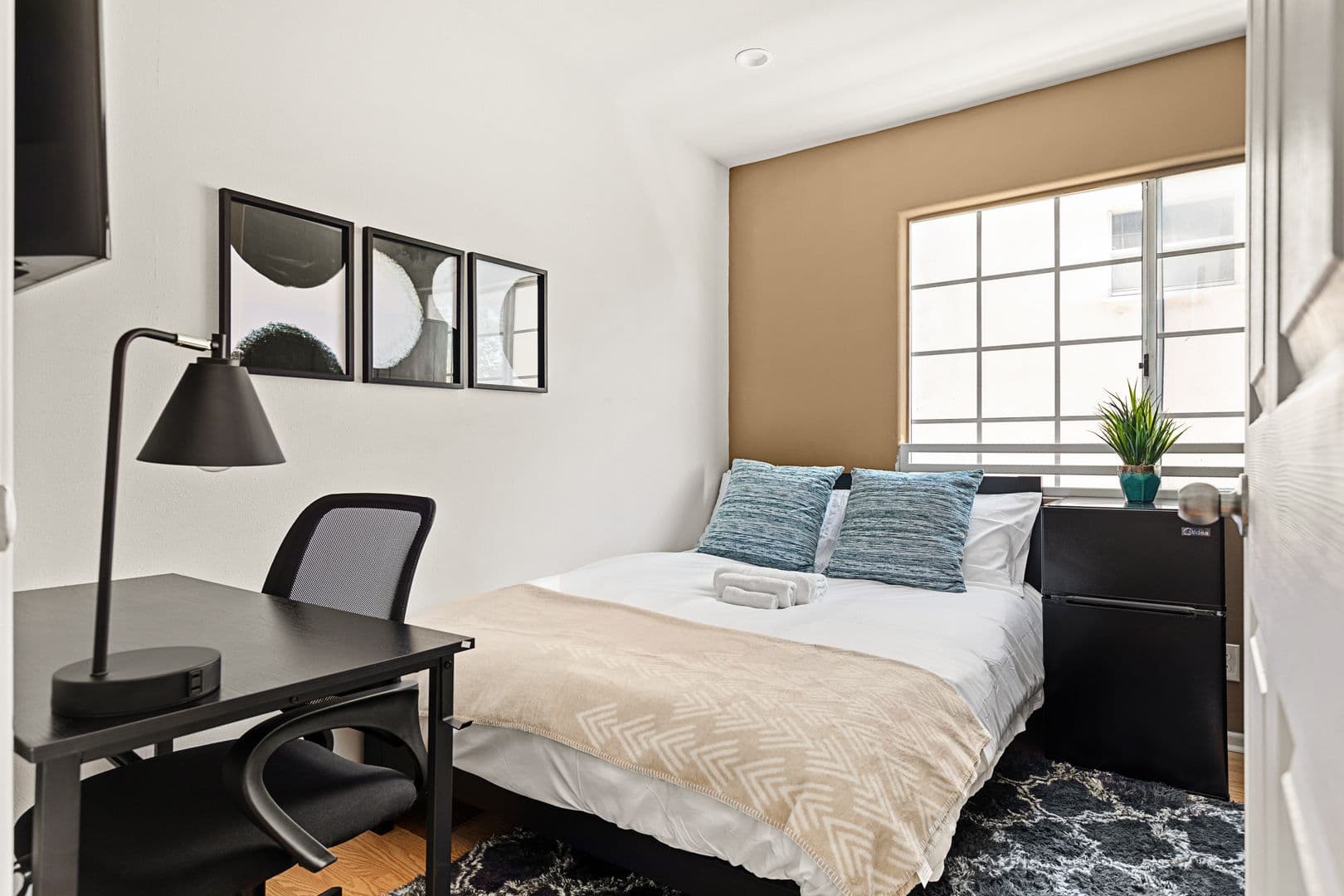 Los Angeles Apartment: 10777 Ashton