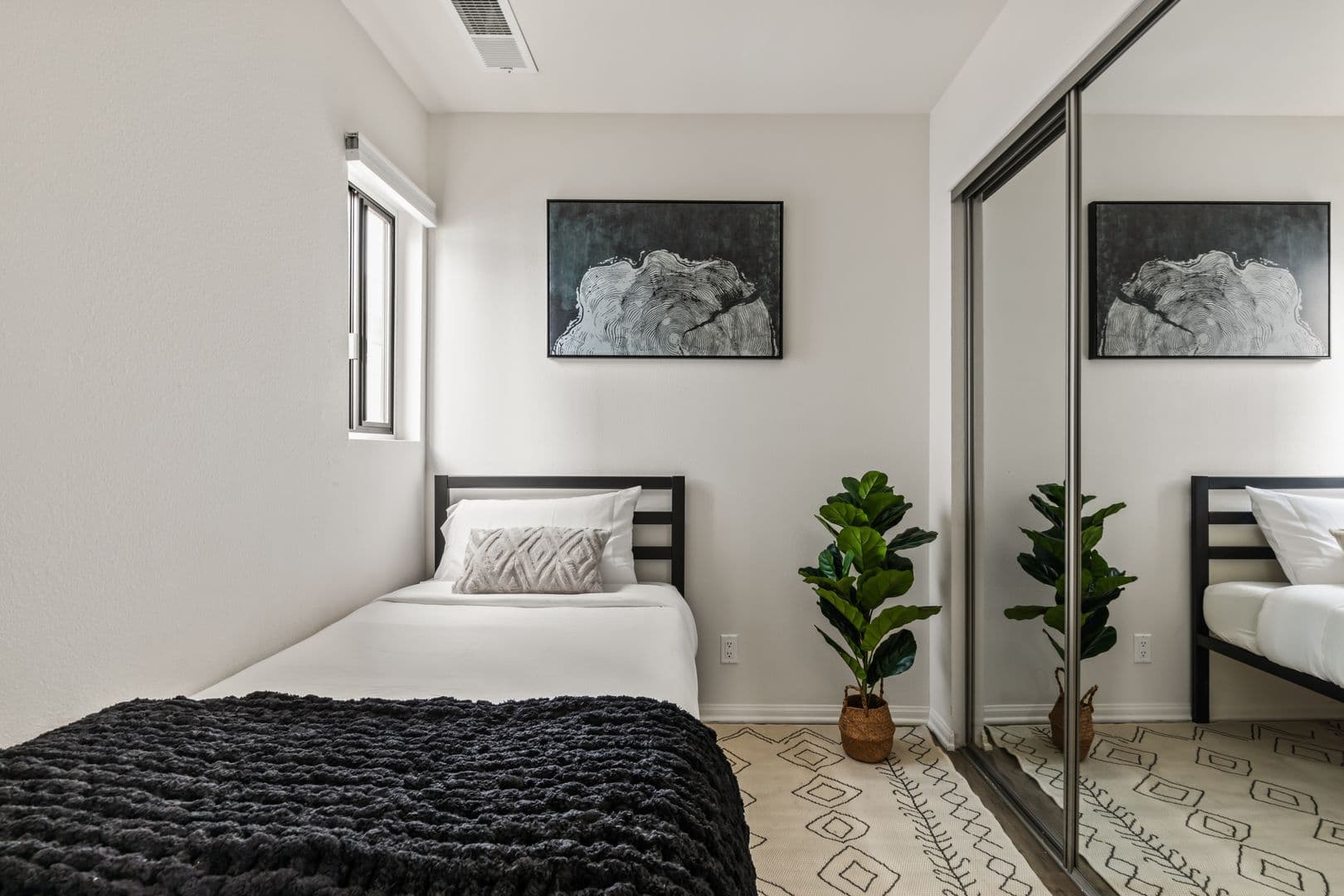 Los Angeles Apartment: 1823 Pelham 8