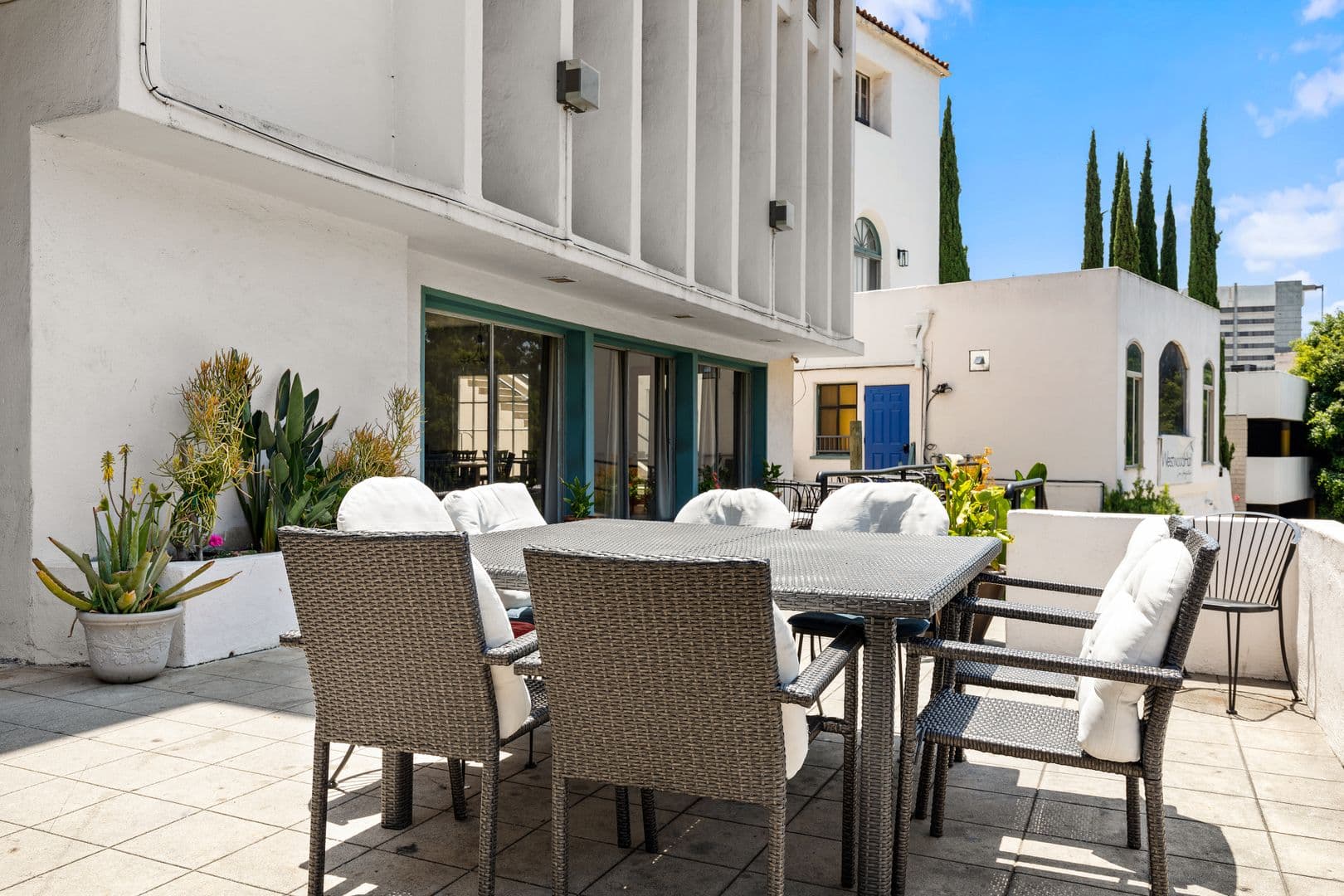 Los Angeles Apartment: 840 Hilgard Ave