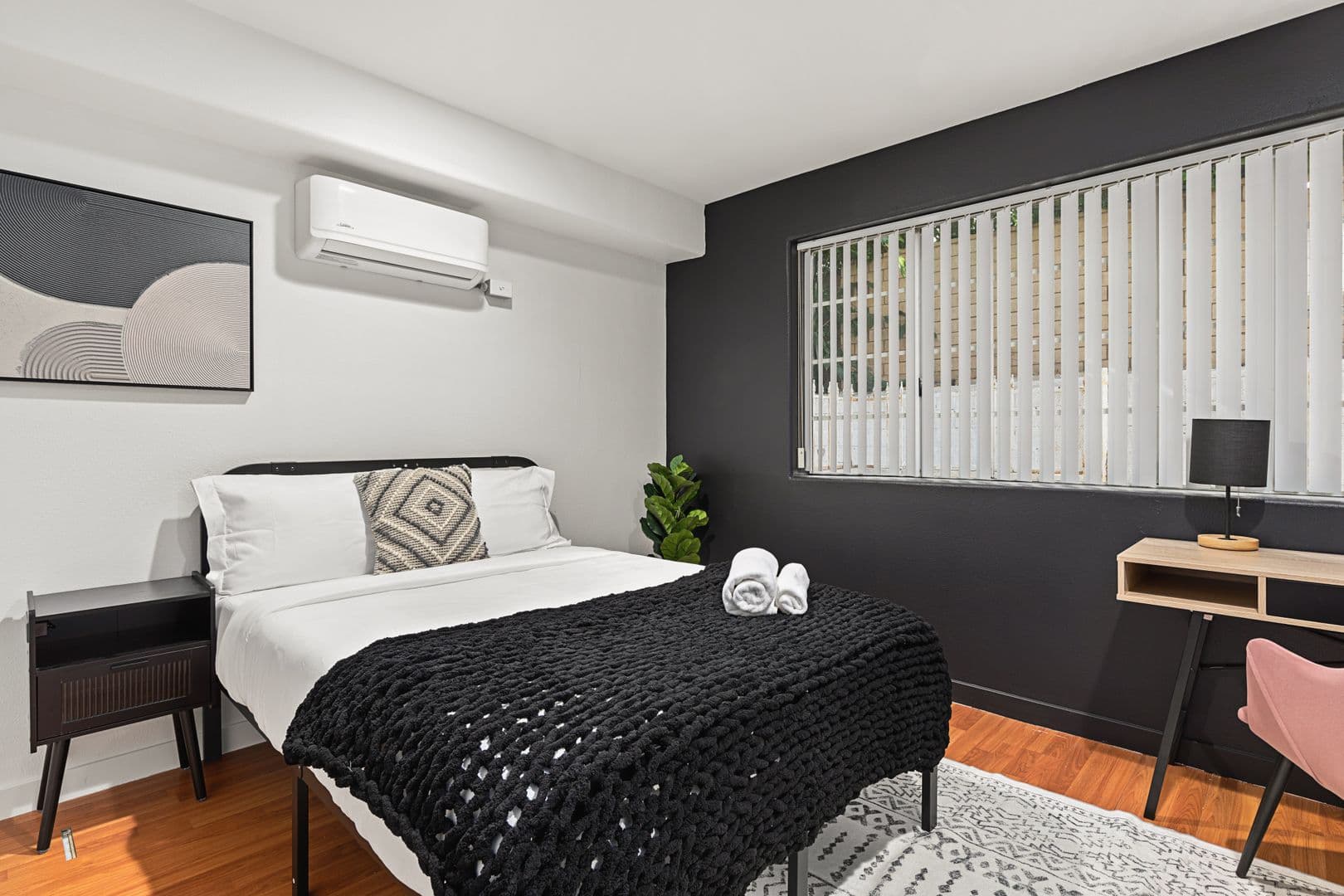 Los Angeles Apartment: 10777 Ashton