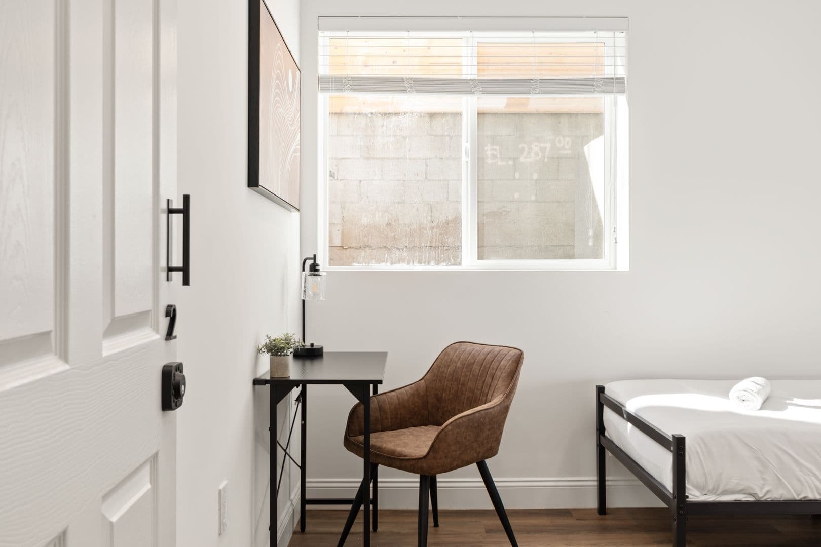 Los Angeles Apartment: 1711 Kelton Ave