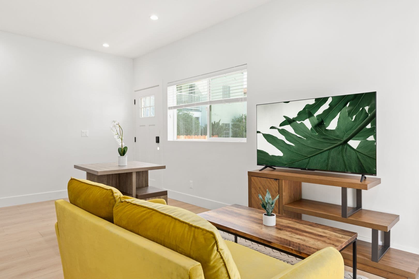 Los Angeles Apartment: 1736 1/2 Kelton Ave.