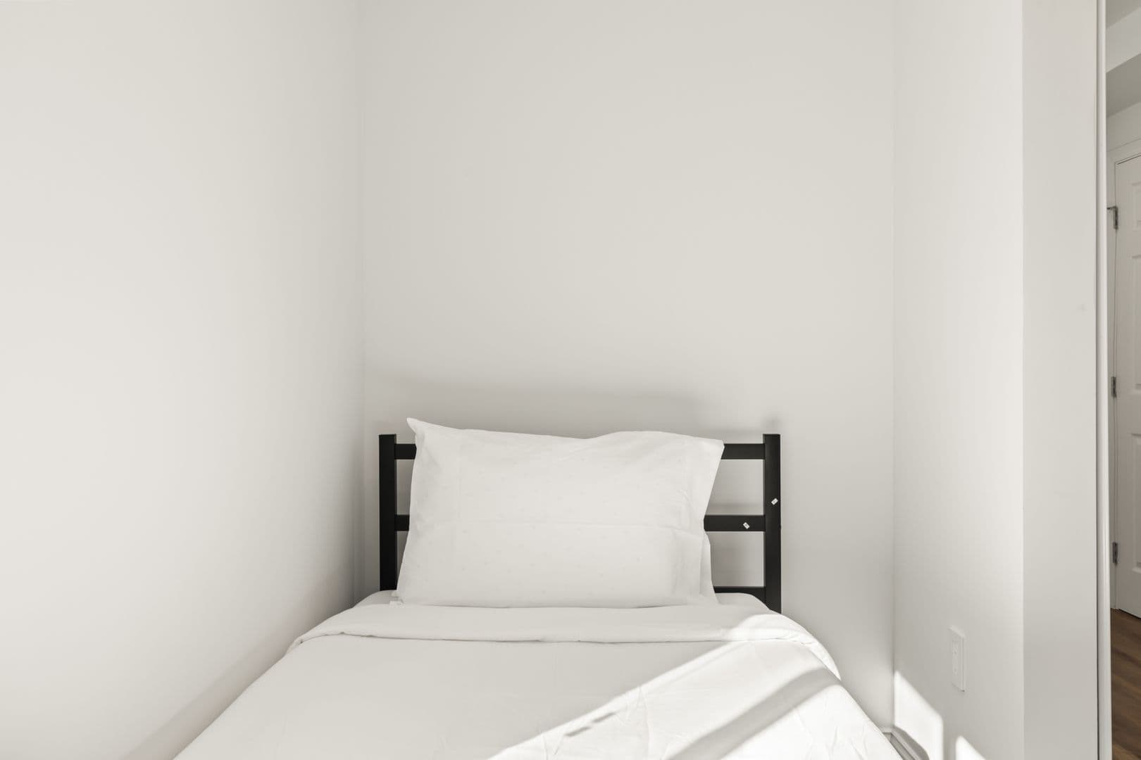 Los Angeles Apartment: 1713 Kelton Ave