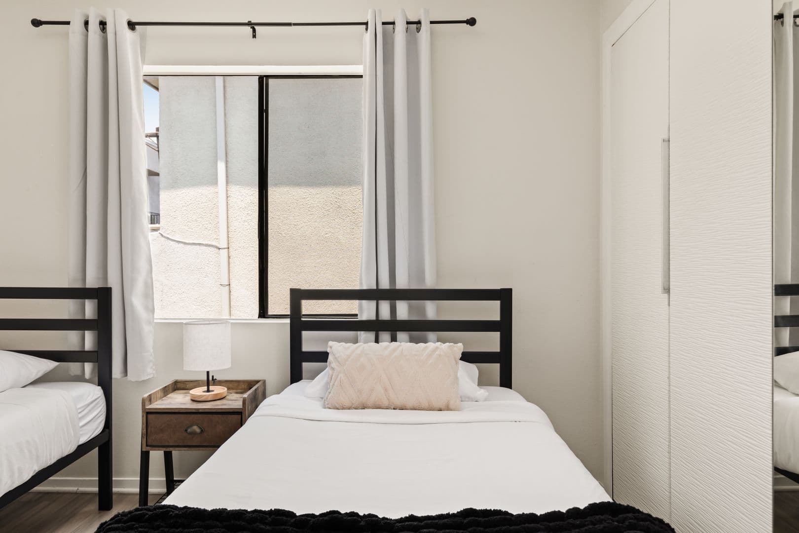 Los Angeles Apartment: 1823 Pelham 8