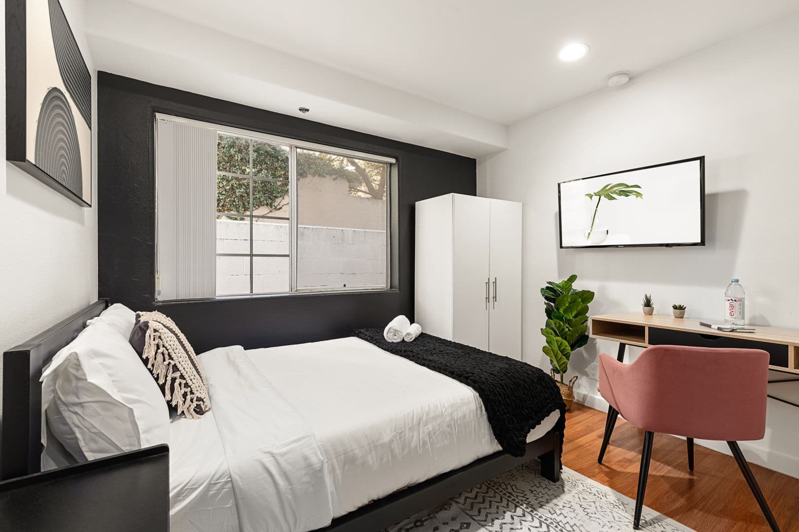 Los Angeles Apartment: 10777 Ashton