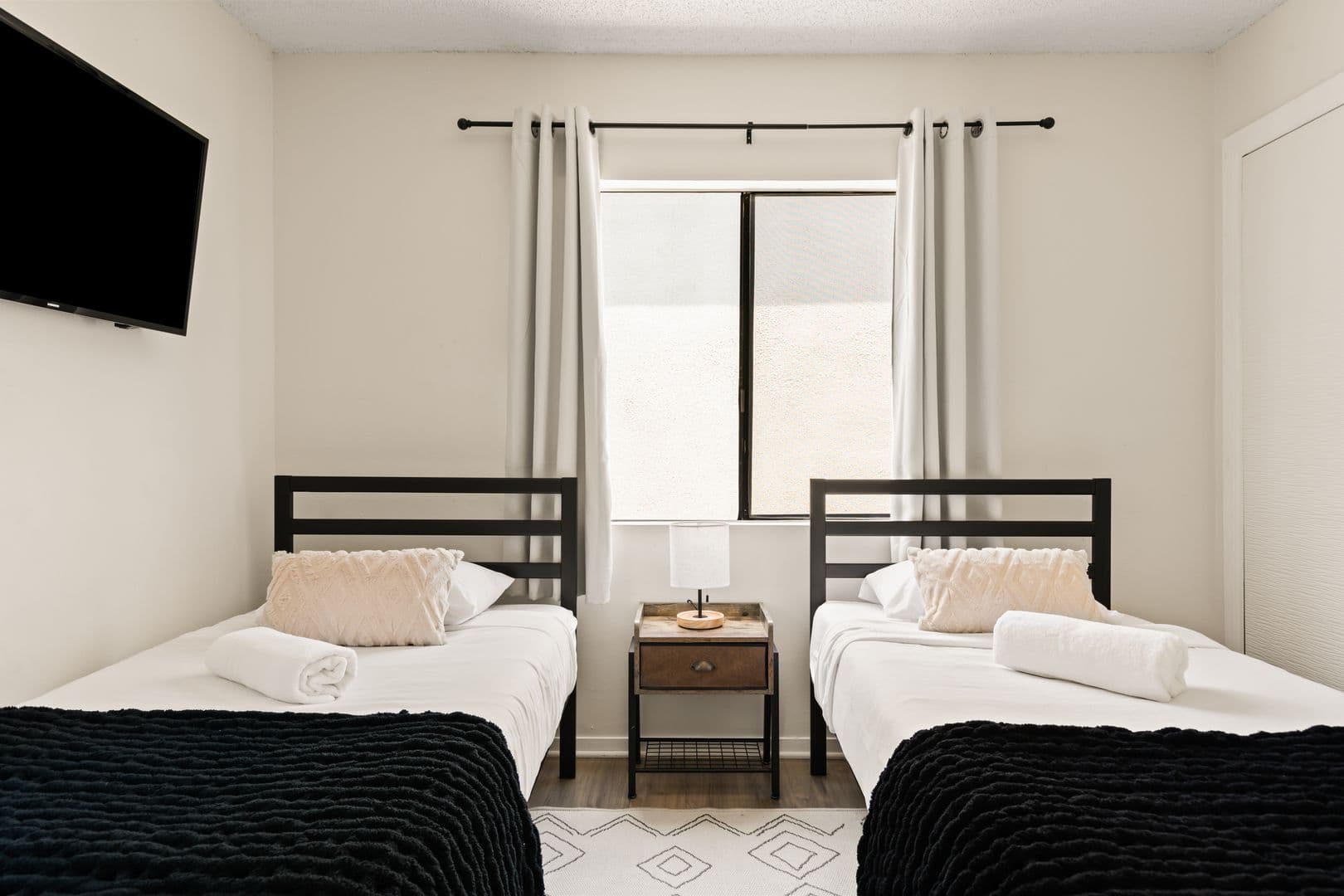 Los Angeles Apartment: 1823 Pelham 8