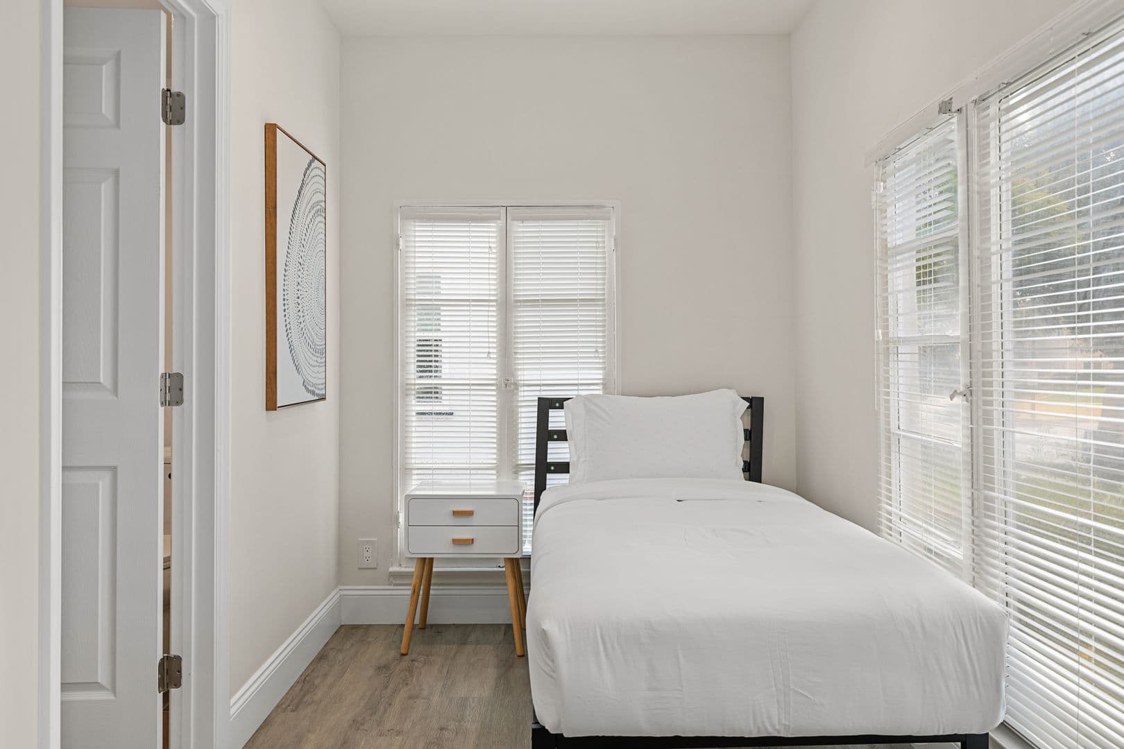 Los Angeles Apartment: 1738 S Kelton Ave.