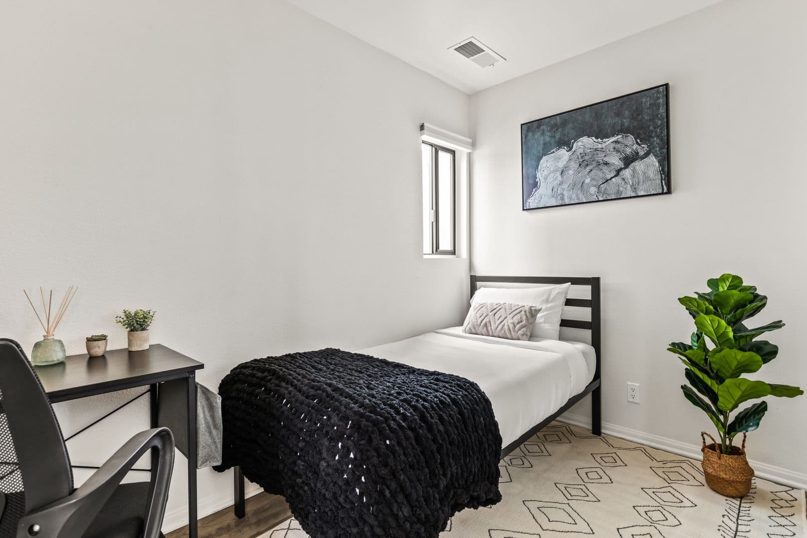 Los Angeles Apartment: 1823 Pelham 8