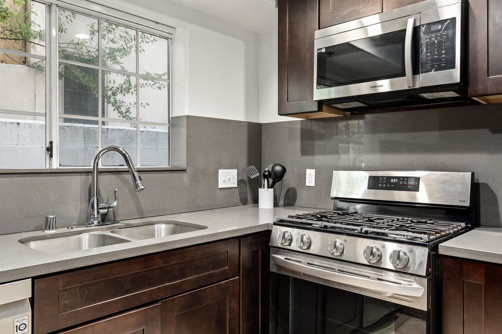 Los Angeles Apartment: 10777 Ashton