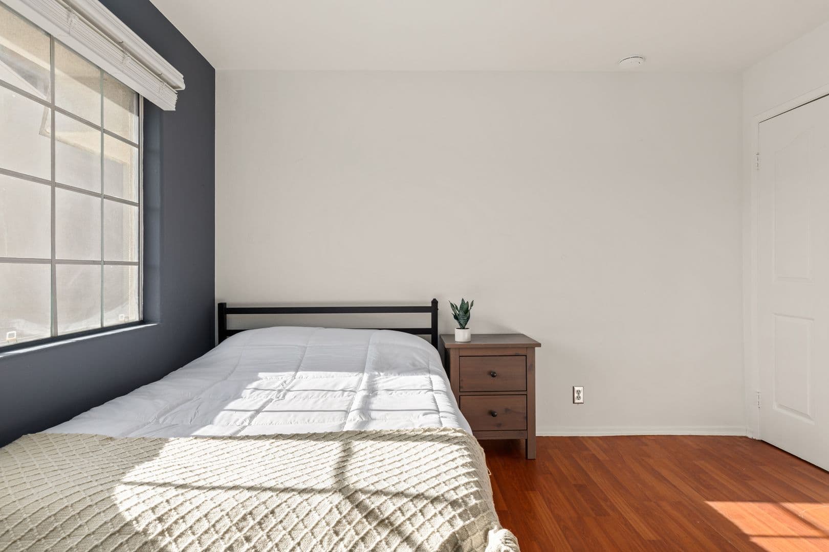 Los Angeles Apartment: 10777 Ashton