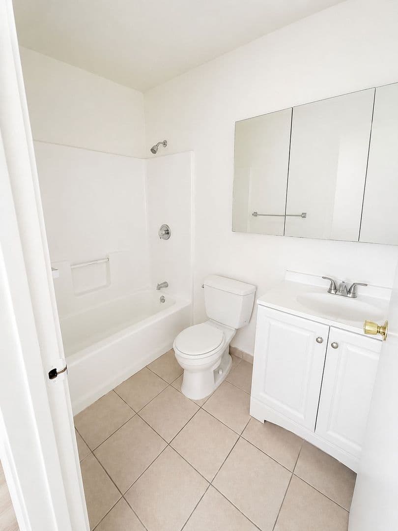 Los Angeles Apartment: 1823 Pelham 3