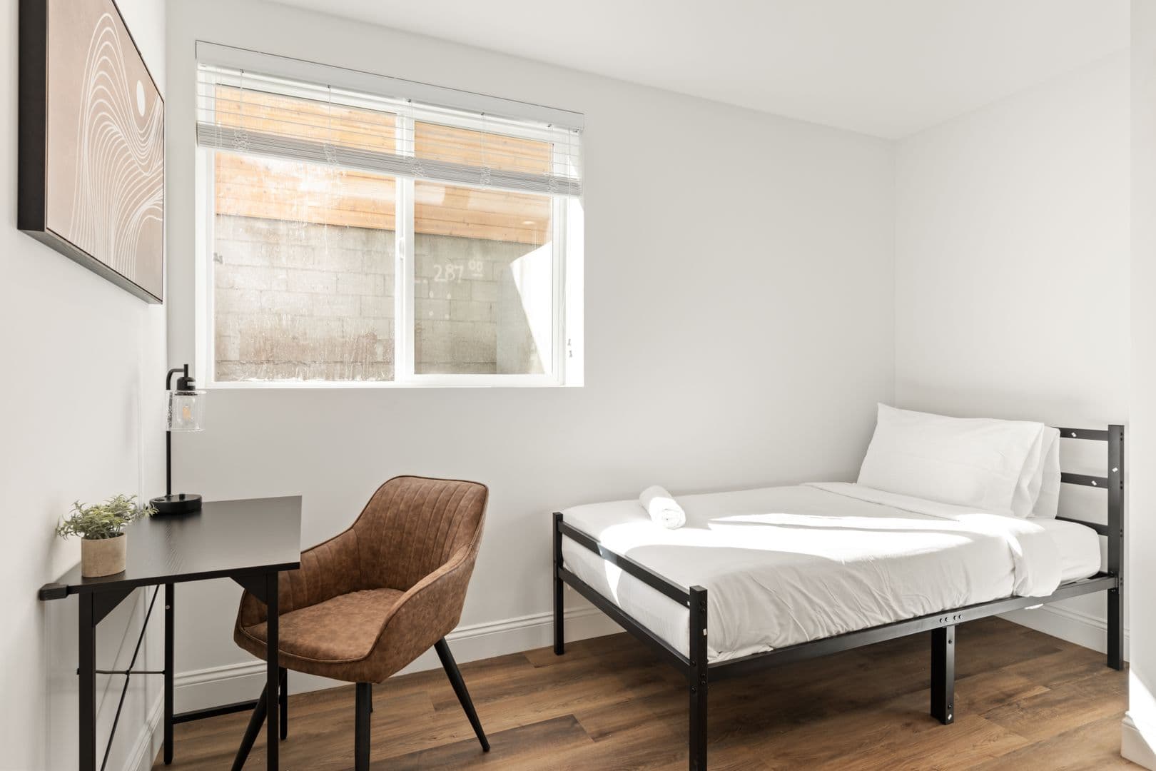 Los Angeles Apartment: 1711 Kelton Ave