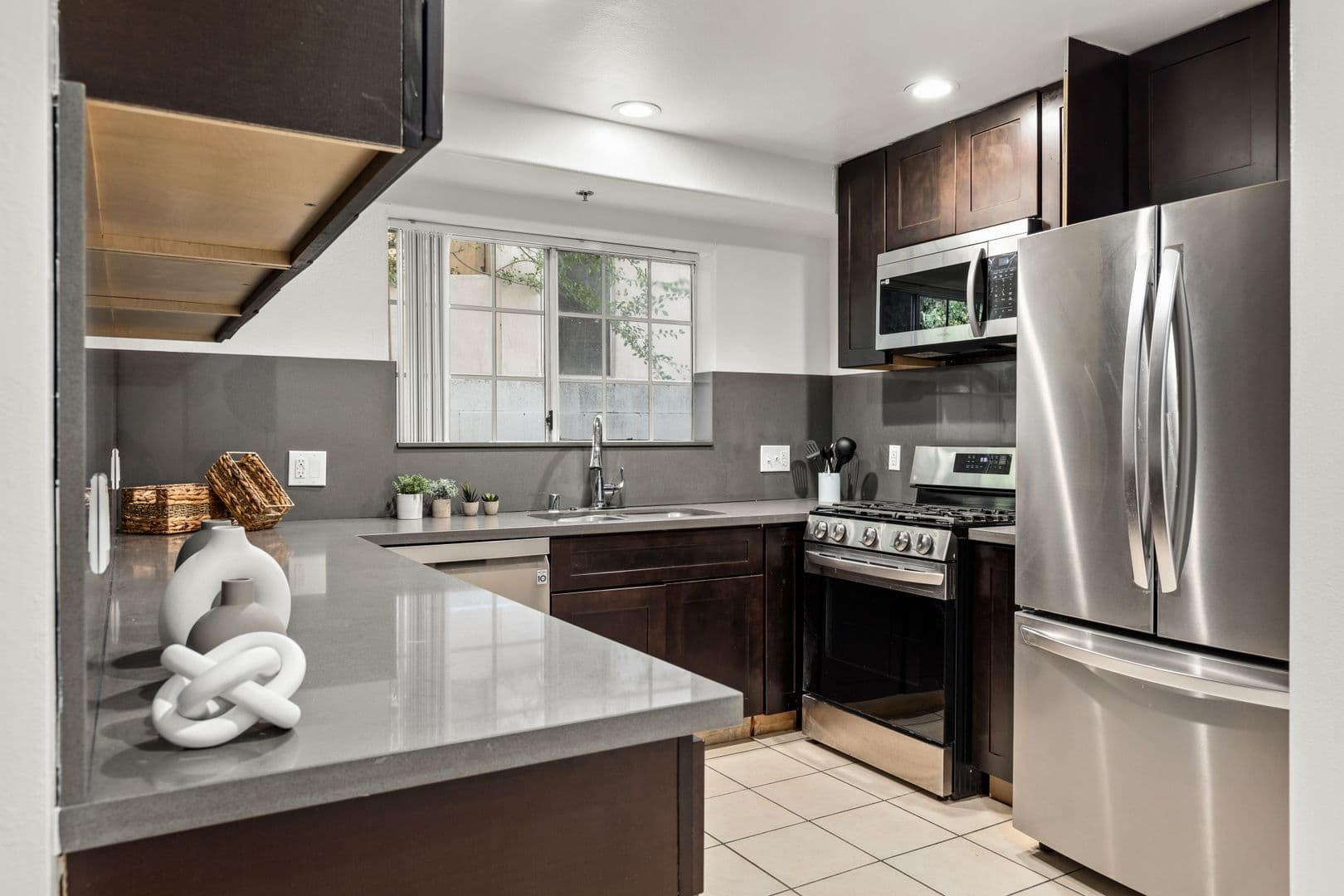 Los Angeles Apartment: 10777 Ashton